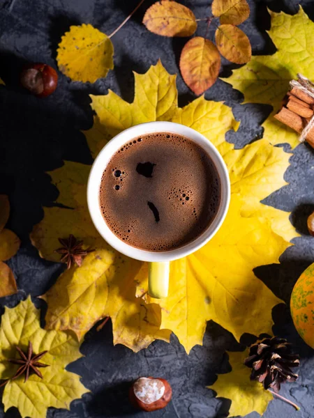 Gezellige Herfstochtend Met Een Kopje Hete Koffie Kleurrijke Herfst Esdoorn — Stockfoto