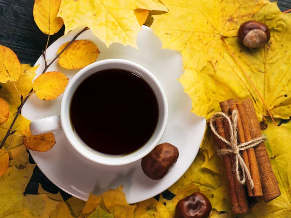 Witte Koffiemok Kleurrijke Herfst Bladeren Bovenaanzicht Herfst Ochtend Koffie — Stockfoto