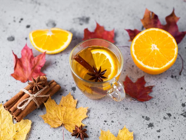 Uma Xícara Chá Quente Com Laranja Canela Uma Mesa Pedra — Fotografia de Stock