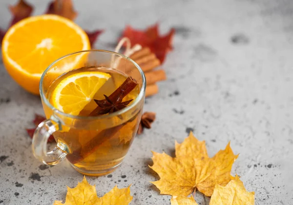 Uma Xícara Chá Quente Com Laranja Canela Uma Mesa Pedra — Fotografia de Stock