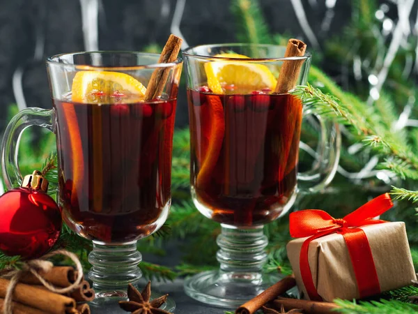 Traditionelles Weihnachtsgetränk Glühwein Auf Dem Rotweintisch Mit Orangen Zimt Anis — Stockfoto