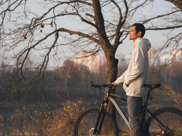Ein Junger Mann Kapuzenpullover Auf Einem Fahrrad Freien Spätherbst — Stockfoto