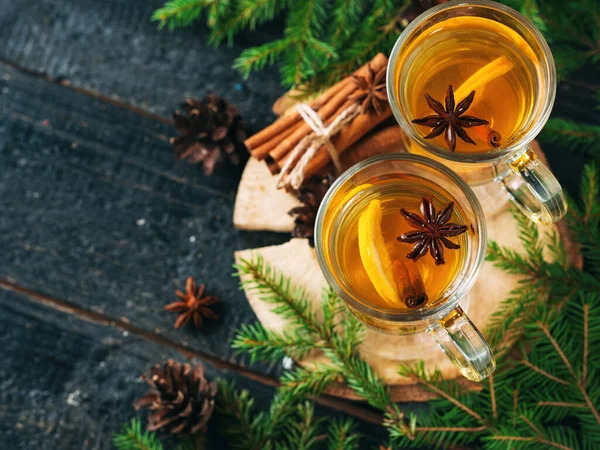 Bebida Natal Grogue Com Limão Canela Vinho Mesa Madeira Com — Fotografia de Stock