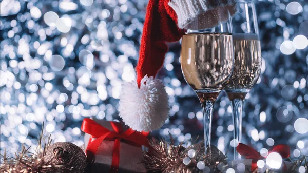 Sklenice Šampaňského Nebo Šumivého Vína Klobouku Santa Slavnostním Pozadí — Stock fotografie