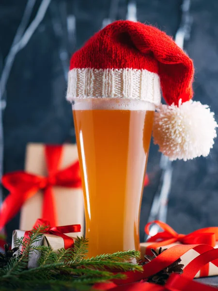Noel birası Noel Baba 'nın şapkasındaki bardakta