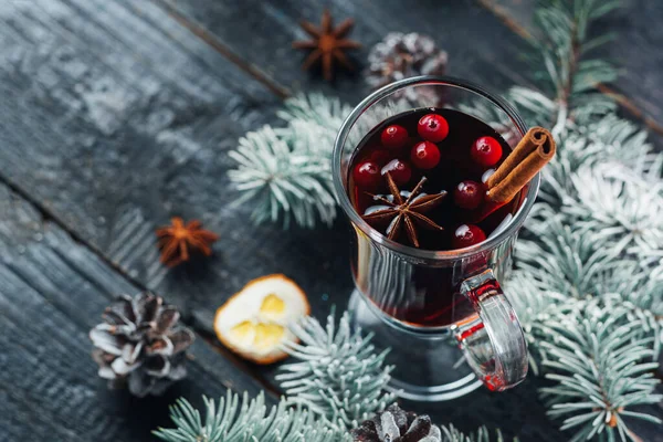 Vinho Amontoado Com Cranberries Uma Mesa Madeira Escura Com Galhos — Fotografia de Stock