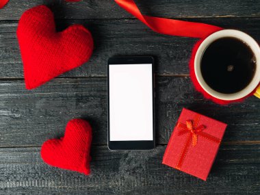 Sevgililer Günü 'nde boş telefonlar ve kalplerle hediyeler hazırlanır.