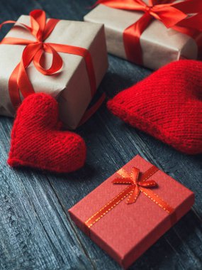 Sevgililer Günü hediyeleri kutular ve yumuşak kalpler.