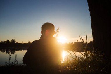 Gölde rüya adam güzel bir akşam günbatımının arka planında