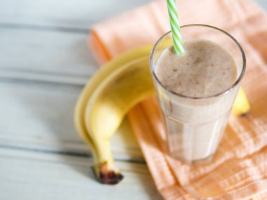 Muzlu smoothie veya ahşap masada muzlu milkshake