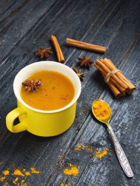 Zerdeçal ve tarçınlı sağlıklı içecek