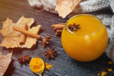 Zerdeçal ve tarçınlı sağlıklı içecek