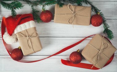 Bir Noel natürmortu. Beyaz tahta zemin üzerinde hediye kutuları kopyalama alanı ile