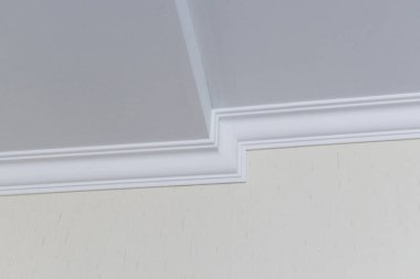 Alçıpan tavanında beyaz bir leke var. Tavan tamiri modern