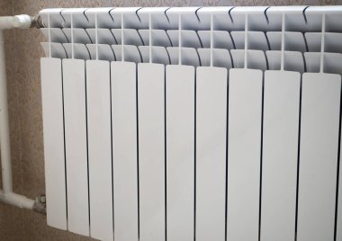 Evde ya da dairede ısıtma sistemi var. Beyaz pil