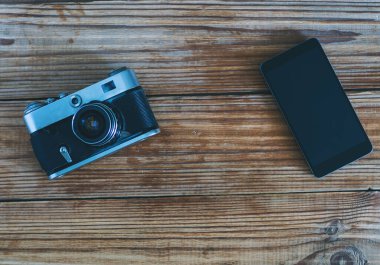 Klasik kamera ve modern akıllı telefon.