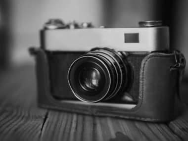 Ahşap arka planda klasik kamera