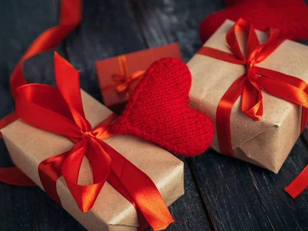 Valentijnsdag Geschenken Dozen Zachte Gebreide Harten Achtergrond — Stockfoto
