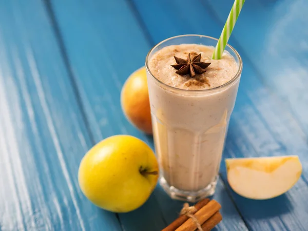 Batido Manzana Con Canela Sobre Mesa Madera — Foto de Stock