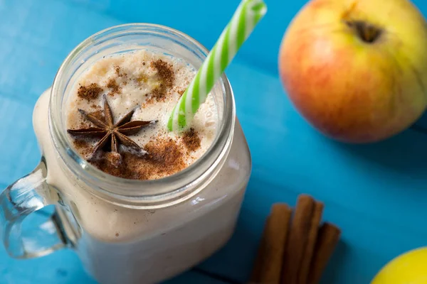 Batido Manzana Con Canela Sobre Mesa Madera — Foto de Stock