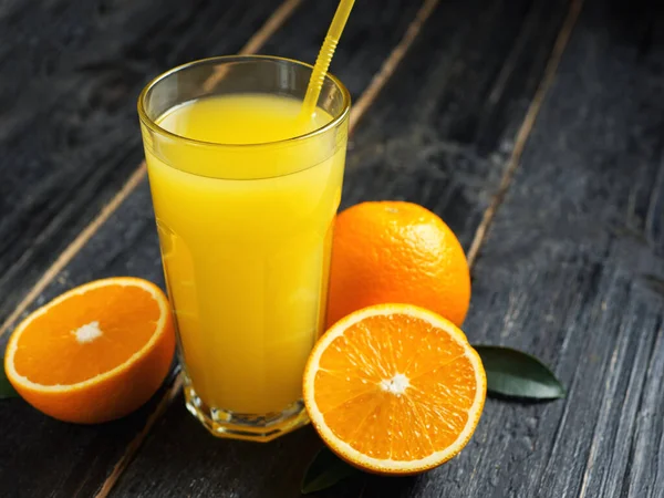 Jus Orange Frais Sur Fond Bois — Photo