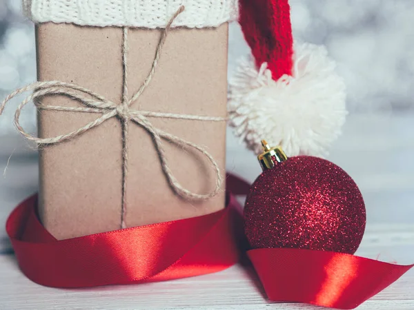 Geschenkdoos Voor Kerstmis Kerstman Hoed Closeup Toned Bokeh Achtergrond — Stockfoto