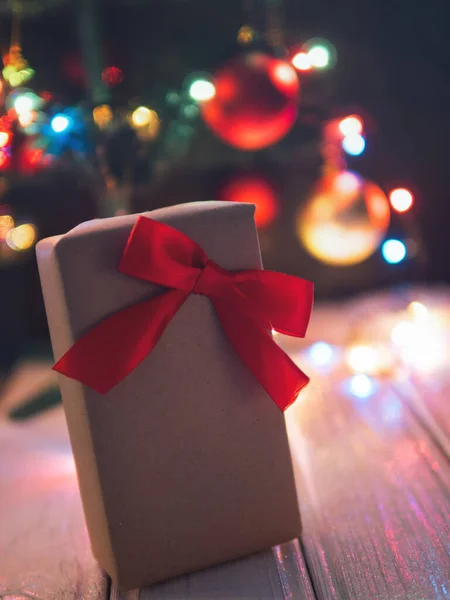 Een Geschenk Onder Boom Kerstavond — Stockfoto