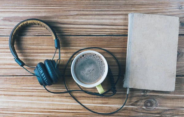 Concetto Audiolibro Cuffie Vecchio Libro Sfondo Legno Ascolta Bevi Caffè — Foto Stock