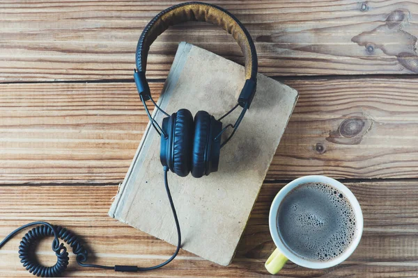 Audioboek Concept Koptelefoon Oud Boek Houten Achtergrond Luisteren Koffie Drinken — Stockfoto