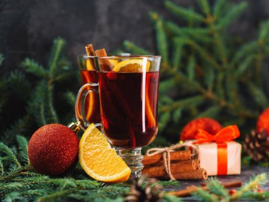 Noel şarabı, portakal, tarçın ve yeşil ladin dallı şenlik masasında anason.