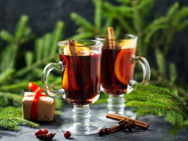 Noel şarabı, portakal, tarçın ve yeşil ladin dallı şenlik masasında anason.