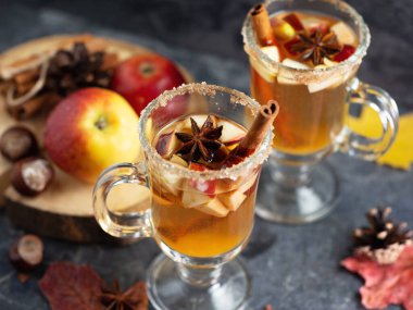 Ev yapımı elma şarabı sangria. Beyaz şarap, elmalı sıcak şarap, tarçın ve anason. Kış ve sonbahar içkisi