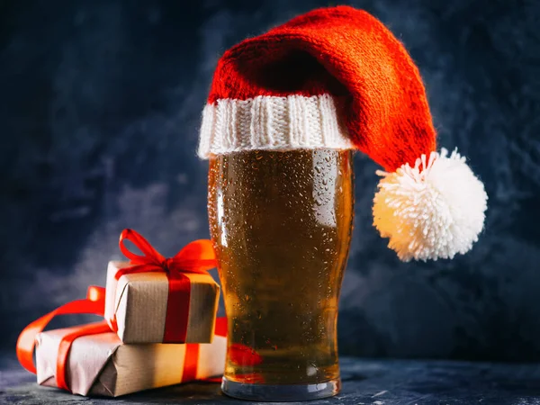 Noel ve yeni yıl birası bardakta ve Noel Baba şapkası