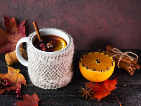 Caneca Malha Bebida Tradicional Inverno Outono Vinho Ruminado Sangria Mesa — Fotografia de Stock