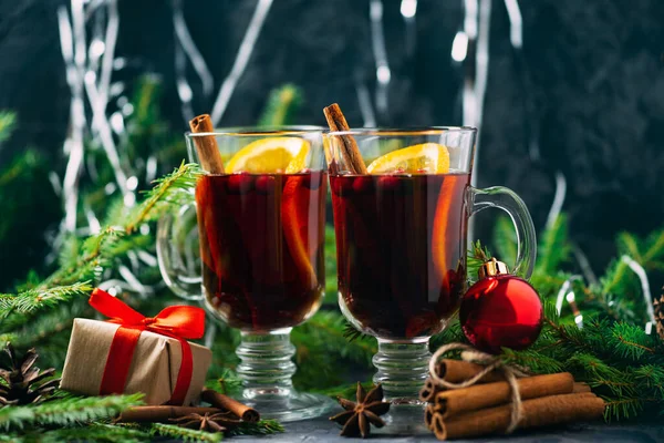 Weihnachtsglühweinsangria Mit Orange Zimt Anis Auf Dem Festlichen Tisch Mit — Stockfoto