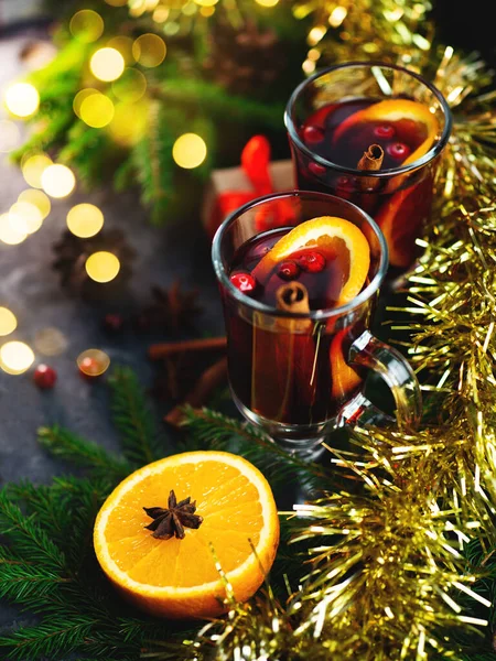 Weihnachtsglühweinsangria Mit Orange Zimt Anis Auf Dem Festlichen Tisch Mit — Stockfoto