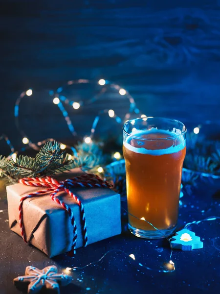 Copo Cerveja Natal Chapéu Festivo Pai Natal Decorações Natal Fundo — Fotografia de Stock