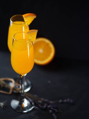 Mimosa kokteylini şampanya ve lavanta çiçekleri ile tazeliyorum. Boşluğu kopyala.