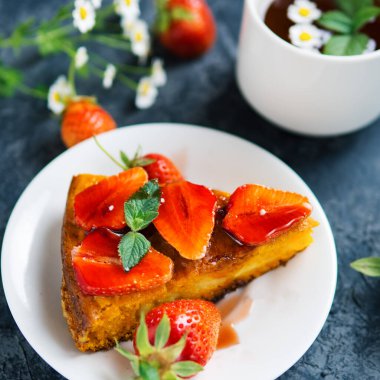 Yaz Lezzetli Kahvaltı Bir fincan çay ve çilekli turta