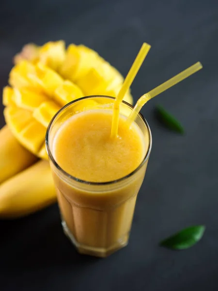 Verre Mangue Jaune Fraîche Banane Smoothie Orange — Photo
