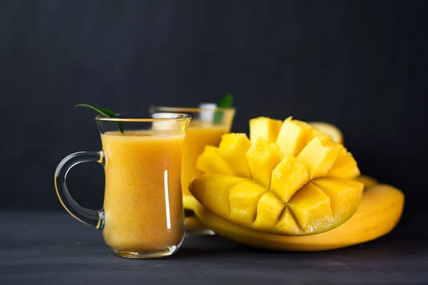 Smoothie Très Savoureux Avec Mangue Orange Banane Dans Des Verres — Photo