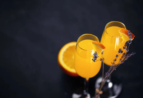 Bebida Mimosa Con Zumo Naranja Champán Sobre Fondo Negro — Foto de Stock