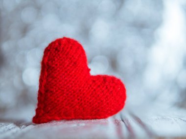 Bokeh arkaplanındaki ipliklerden kırmızı kalp