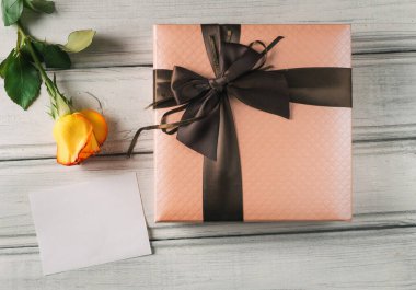 Tatil ve gül için paketlenmiş güzel bir hediye.