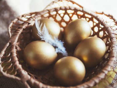 Hasır sepetteki Paskalya yumurtaları