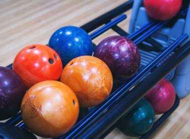 Renkli bowling topları kapanıyor.
