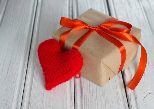 Rood Hart Cadeau Houten Ondergrond — Stockfoto