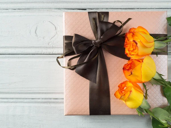 Gyönyörű Ajándék Ünnepre Egy Csokor Narancs Rózsa Asztalon — Stock Fotó