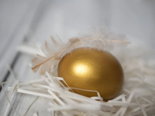 Arany Húsvéti Tojás Egy Mesterséges Fészekben Papírból — Stock Fotó