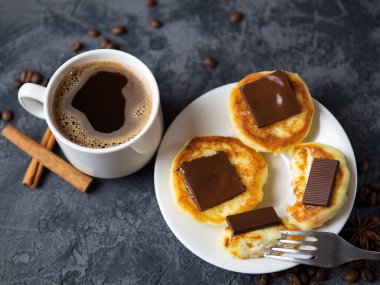 Bir fincan mis kokulu espresso kahve ve çikolatalı ve tarçınlı peynirli kek.